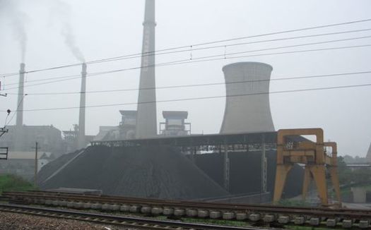 The use of coal by Chinese power plants fell by as much as 3.5% last year and looks likely to continue falling. Observers say the government there wants to clean its nortoriously dirty air. Photo by Tobias Brox/Wikimedia.