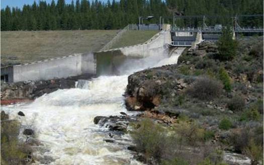 The J.C. Boyle Dam is one of four slated for decommissioning if Congress approves the Klamath Basin Restoration Agreement. Credit: U.S. Fish and Wildlife Service