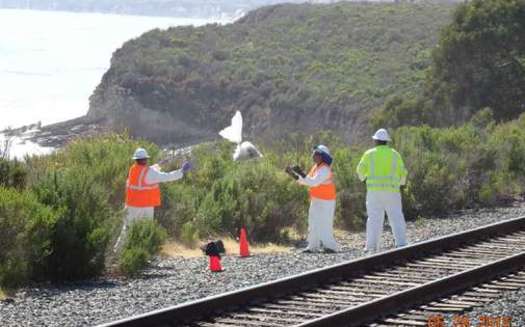 Workers toss bags of contaminated soil up from the beach after the oil spill at Refugio in May 2015. (Ashley Blacow/Oceana)