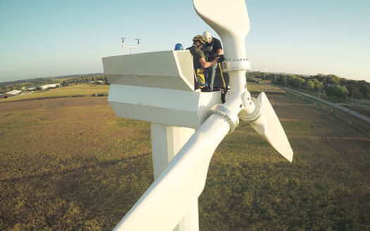 Report calls for updated local regulations for wind-energy development. (Courtesy: Wikimedia Commons)