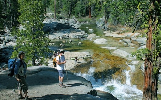 Excursionistas disfrutan el Arroyo Creek en el Bosque Nacional Sierra, una rea que ha sido dejada fuera de ls lista del Servicio Forestal de lugares por recomendar para proteccin silvestre. (Steve Evans, Californig Wilderness Coalition)