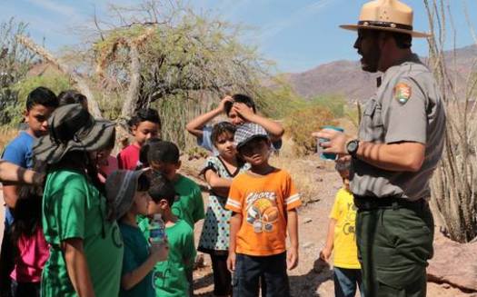 A ranger at Lake Mead National Recreation Area speaks to children during Latino Conservation Week in 2015. (Centro de Adoracion Familiar)