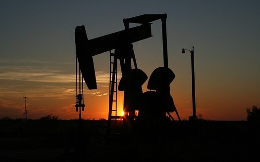 Researchers found that when oil prices are down, tax breaks prop up returns for fossil fuel investors. (Pixabay)