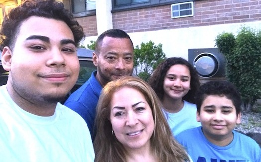 Nelson Omar Rosales Santos, center, his wife and three children. (Photo courtesy the Rosales Santos family)