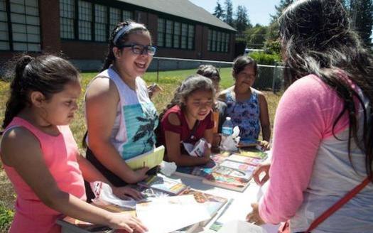 Los programas de aprendizaje de verano dan a los chicos tambin oportunidades de adquirir destrezas de aprendizaje social y emocional. (Schools Out Washington)