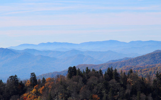 The haze of air pollution sometimes seen in Great Smoky Mountains National Park could increase if automakers are not mandated to produce more fuel-efficient vehicles. (Davynin/flickr)
