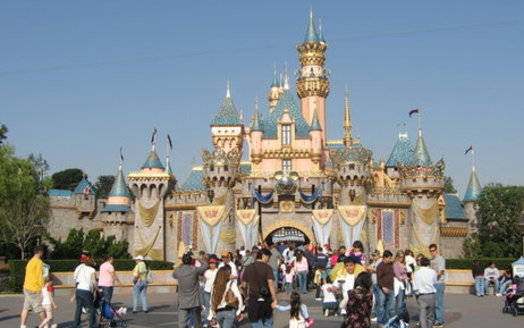 Disneyland y los Estudios Universal estn entre las grandes empresas que se benefician de la Prop 13 de California, al pagar impuestos con tasas anteriores a 1978 sobre algunas de sus propiedades. (Wikimedia Commons)