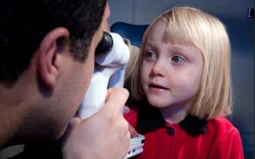 Un examen de los ojos hecho por un oftalmlogo pediatra es el primer paso para los padres de pequeos, para detectar cualquier dficit visual. (NationalEyeInstitute/NIH)