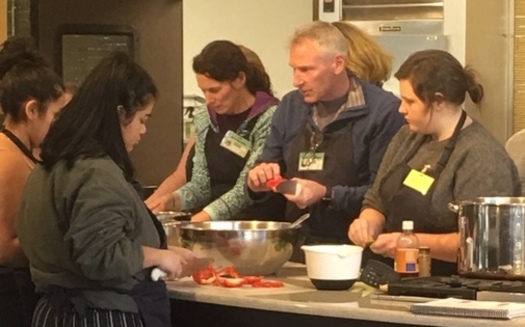 El curso “Cooking Matters” (Cocinar Importa) en Portland ayuda a que la gente prepare comidas hechas en casa. (Autumn Akers/CareOregon)