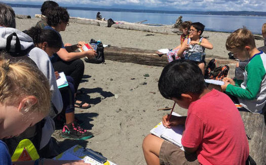 El aprendizaje de verano podra ayudarles a cerrar la brecha de logros a los estudiantes de bajos ingresos que tpicamente no tienen acceso a programas de verano. (Greater Seattle Bureau of Fearless Ideas)