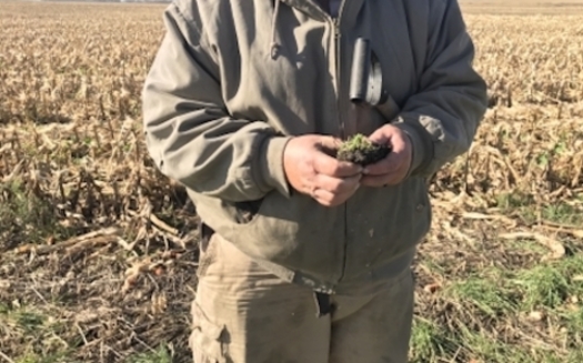 Adopting no-till farming practices to improve soil texture and structure has helped Iowa farmer Loran Steinlage adapt to weather extremes. (landstewardshipproject.org)