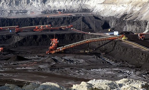 Between 2008 and 2017, more than half of U.S. coal mines closed operations, and dropping costs for renewables make coal a less attractive energy source. (Greg Goebel/Wikimedia Commons)