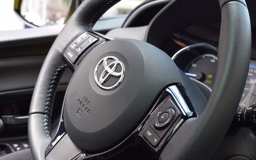 Seventy-five percent of Republicans and 90% of Democrats who own Toyota vehicles think the company should support stronger emissions standards designed to help the environment and improve gas mileage. (Hoang Le/Pexels)