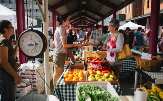 Groups are urging Ohio officials to establish social-distancing rules for the state's farmers' markets to keep them open during the COVID-19 pandemic. (Wikimedia Commons)