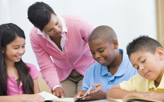 La legislacin actualmente atorada en el Congreso patrocinara programas de capacitacin para maestros y otras ayudas financieras para futros profesores de color, para ayudar a diversificar la fuerza educativa en la educacin. (Adobe Stock)