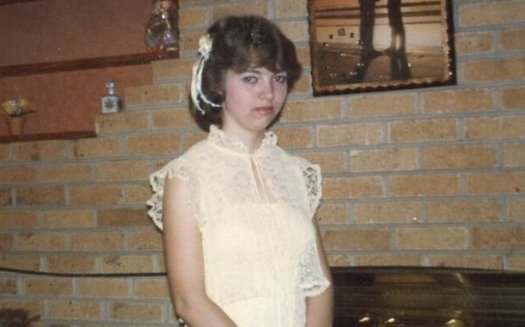 Lisa Montgomery at her wedding to her stepbrother Carl Boman, who subsequently beat and raped her and recorded the rape on video. She was 18 years old at the time of her marriage. (Photo courtesy: attorneys for Lisa Montgomery)