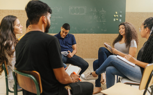 Se estima que el 48% de los estudiantes hispanos son estudiantes de primera generacin, en comparacin con el 28% de los estudiantes blancos, segn el Instituto Nacional de Poltica Postsecundaria. (Adobe Stock)