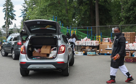 In order to receive meals from the Feeding Our Communities program, about 120 cars line up every Thursday. (United Way of King County)