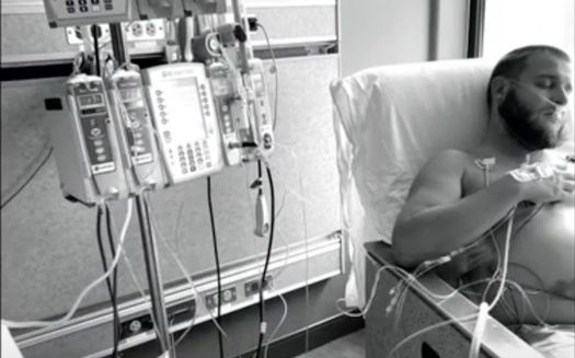 Ethan Koeler, residente de Kentucky, pas dos semanas en el hospital despus de contraer el coronavirus. (Adobe Stock)