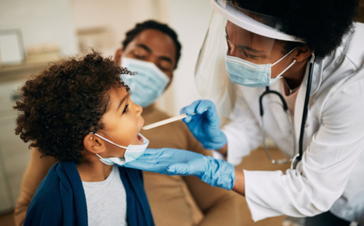 Investigaciones muestran que solo el 50% de los niños que experimentan una brecha en la cobertura verán a un médico en un año. (Drazen / Adobestock)