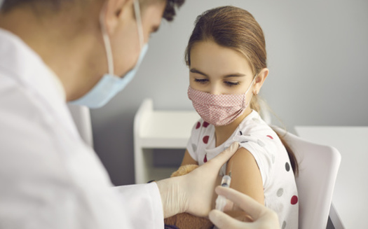 La tasa de vacunas administradas contra la influenza aumentó en 2020, pero disminuyó para los niños menores de cuatro años. (Studio Romantic / Adobe Stock)<br />