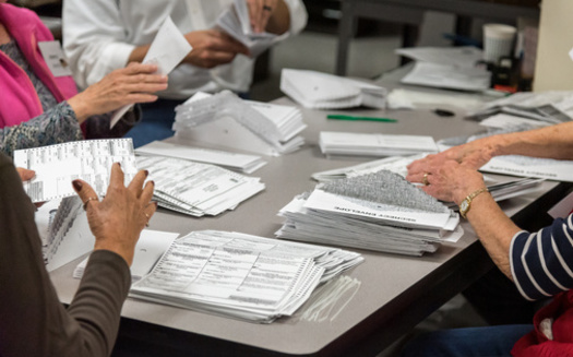 Una medida diseñada para proteger a los trabajadores electorales en Oregón, está esperando la firma de la gobernadora Brown. (MyPhotoBuddy/Adobe Stock)