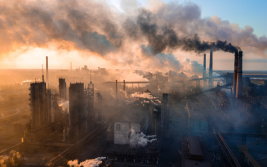 A 2020 report by Greenpeace USA and Oil Change International found reinstating the crude-oil export ban could cut global carbon-dioxide emissions by as much as 181 million tons annually. (Adobe Stock)