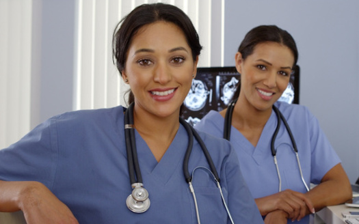 Ampliar las licencias profesionales de enfermera a los beneficiarios de DACA y los titulares de Estado Temporal de Proteccin (TPS) podra ayudar a aliviar la escasez de enfermeras en Tennessee. (Accin de Adobe)