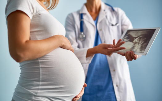 Las mujeres embarazadas vacunadas tienen menos probabilidades de tener partos prematuros que aquellas que no han recibido la vacuna contra el COVID-19, según la Foundation for a Healthy Kentucky. (Adobe Stock)