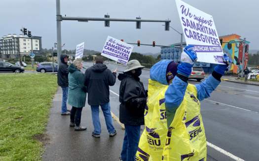 Health-care workers rallied in North Lincoln, Ore., calling for union contract negotiations with Samaritan hospital to restart. (Alan Dubinksy/SEIU Local 49)