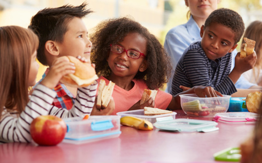 Las Escuelas Públicas de Omaha informaron que poder ofrecer comidas a todos los estudiantes sin cargo redujo el hambre infantil, apoyó el rendimiento académico, eliminó el estigma asociado con las comidas escolares y mejoró el comportamiento de los estudiantes. (Adobe Stock)