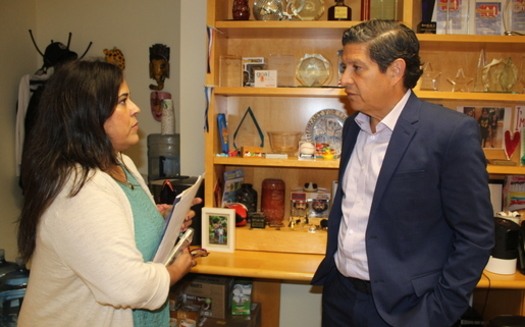 La directora de Colaboración Latina de Compassion & Choices, María Otero, se reúne con el director ejecutivo de la Hispanic Heritage Foundation, Antonio Tijerino, para hablar sobre una asociación que promueva la planificación para el final de la vida. (Compassion & Choices)