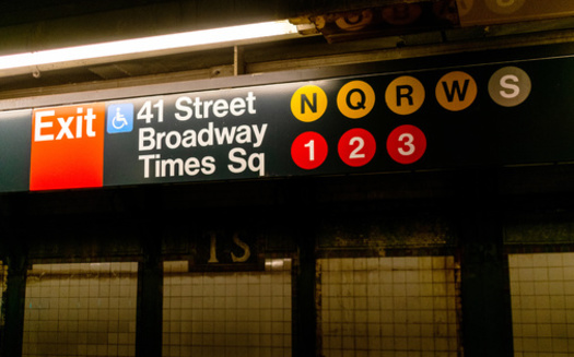 Uno de los problemas más comunes citados al usar el metro de la ciudad de Nueva York es la falta de acceso a ascensores y escaleras mecánicas en las estaciones para personas con discapacidades, aunque otros lo confunden con un problema de conveniencia. (Michael Vi/Adobe Stock)