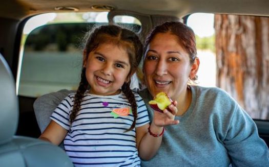 Low-income families in the Central Valley, Lake Los Angeles and Chico areas can sign up through their school districts to get bags of fresh food provided by Save the Children. (Victoria Zegler/Save the Children)