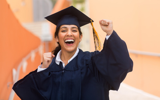 Aproximadamente el 80 % de los estudiantes universitarios latinos en California se gradúan en cuatro años, en comparación con aproximadamente el 88 % de los estudiantes blancos, según el Departamento de Educación de California. (Digitalskillet1/Adobe Stock)