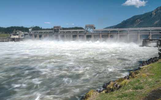 Bonneville Dam on the Columbia River is located near the Oregon town of Cascade Locks. (RG/Adobe Stock)