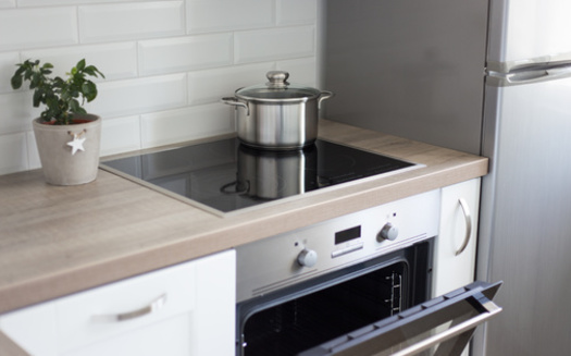 Electric ranges have been shown to emit fewer toxic chemicals than gas stoves. (Di Studio/Adobe Stock)