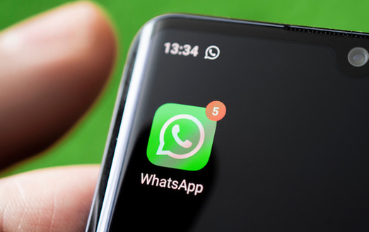 La investigación ha demostrado que los mensajes en redes sociales de aplicaciones como WhatsApp, de fuentes confiables, pueden aumentar la propagación de la desinformación. (Adobe Stock)
