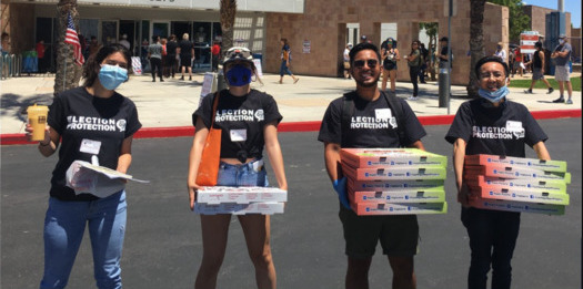 Voluntarios del grupo Coalición de Protección Electoral recientemente entregaron alimentos a los votantes en fila en el Centro Comunitario Desert Breeze en Las Vegas; el grupo estará disponible hoy para responder preguntas en los sitios de votación en todo el estado. (Silver State Voices)