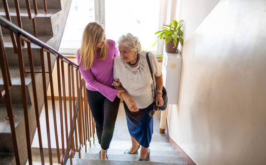 La demanda de cuidadores en el hogar está creciendo a medida que la población envejece rápidamente. (pikselstock/Adobe Stock)