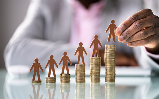 According to data from the Economic Policy Institute, alongside people age 25 or older, a quarter of people who would see benefits from increasing the minimum wage over $20 are parents. (Adobe Stock)