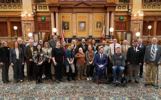 Los miembros del Consejo de Discapacidades del Desarrollo de Iowa asisten a la firma de la Resolución 9 de la Cámara en el Capitolio del Estado, observando marzo como el mes de Concientización sobre las Discapacidades del Desarrollo en Iowa. (Iowa Developmental Disabilities Council)