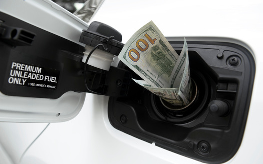 More than 500 elected officials have signed a letter to Gov. Gavin Newsom in favor of a bill to establish accountability for price-gouging at California gas pumps. (Misunseo)