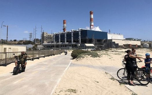 The Los Angeles City Council recently voted to allow the Department of Water and Power to convert Scattergood Power Plant near Playa del Rey to burn a blend of hydrogen gas and natural gas, something environmental groups say would create air pollution. (Facewizard/Wikimedia Commons)