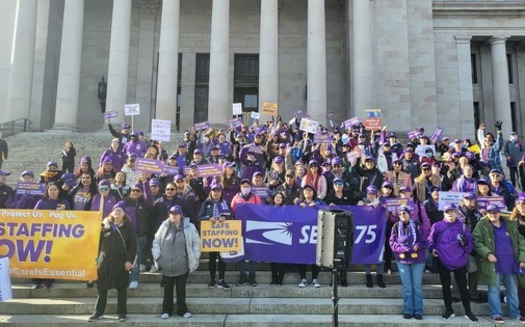 Los cuidadores se reunieron en el Capitolio del Estado de Washington para pedir un sistema fiscal ms progresivo en el Estado. (SEIU 775)