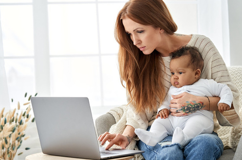 Un informe de Generation Hope sobre el acceso al cuidado infantil para los estudiantes padres encuentra que el 74 % de los encuestados dedica ms de 30 horas semanales al cuidado de su hijo mientras asiste a la escuela. (Adobe Stock) 