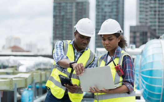 A new report calls for apprenticeship programs to allow students to receive college credits for their hours, regardless of whether the program is completed. (Amorn/Adobestock)