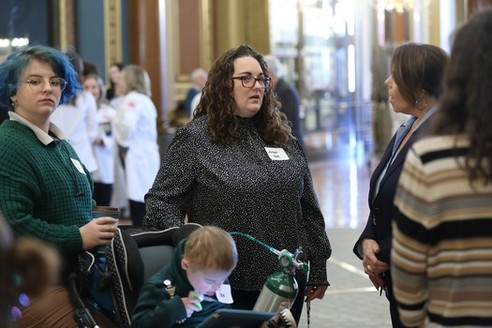 Los miembros del Consejo de Discapacidades del Desarrollo de Iowa se reúnen en el Iowa Statehouse en Des Moines en apoyo al House File 24. (Brooke Lovelace/IDDC)