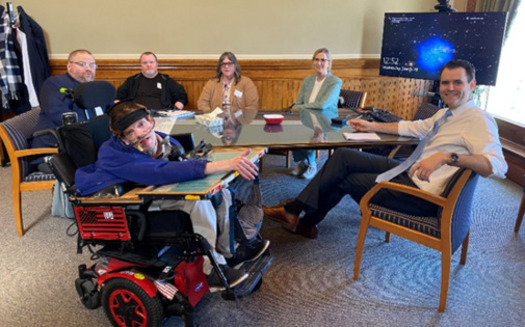 Miembros del Consejo de Iowa sobre Discapacidades del Desarrollo se reúnen en el Capitolio del Estado en apoyo de los proveedores de atención médica de apoyo directo. (ICDD/Brooke Lovelace).