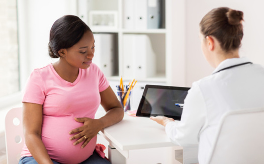 Reconocer las señales urgentes de advertencia maternas, brindar un tratamiento oportuno y brindar una atención respetuosa y de calidad puede prevenir muchas muertes relacionadas con el embarazo. (Acción de Adobe)